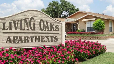 Living Oaks - Photo 14 of 43