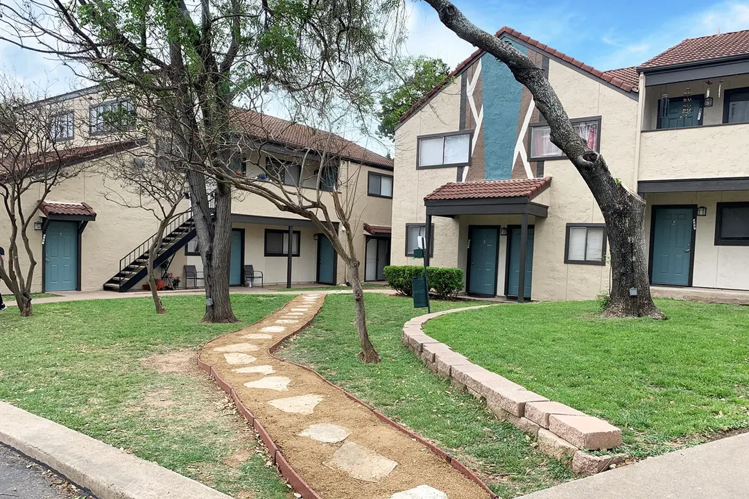 Arts Apartments at South Austin - Photo 11 of 15