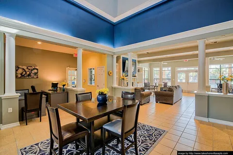 Lakeshore Villas - Photo 4 of 5