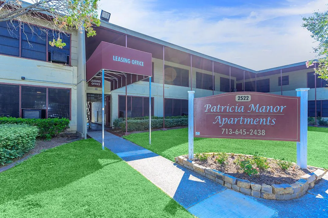 Patricia Manor - 15