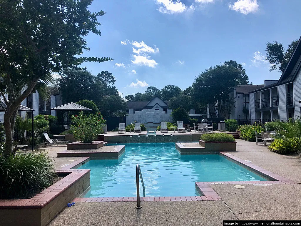 Memorial Fountain - Photo 11 of 31