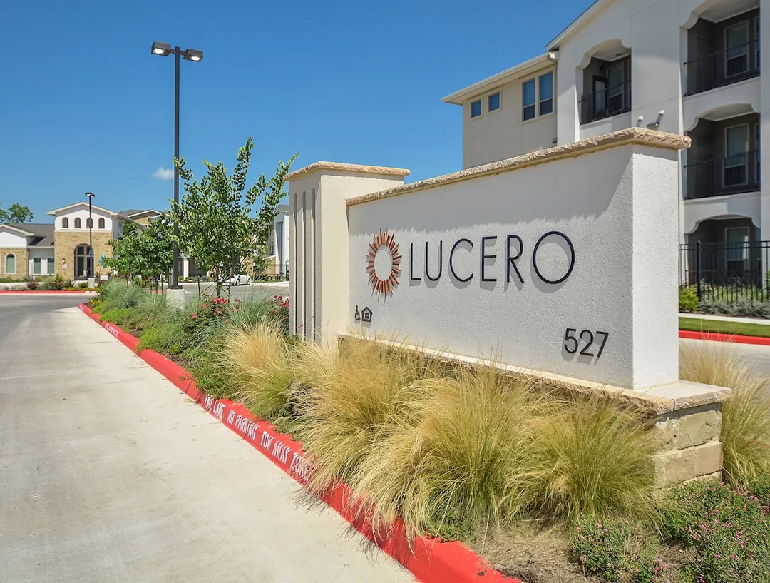 Lucero - Photo 24 of 38