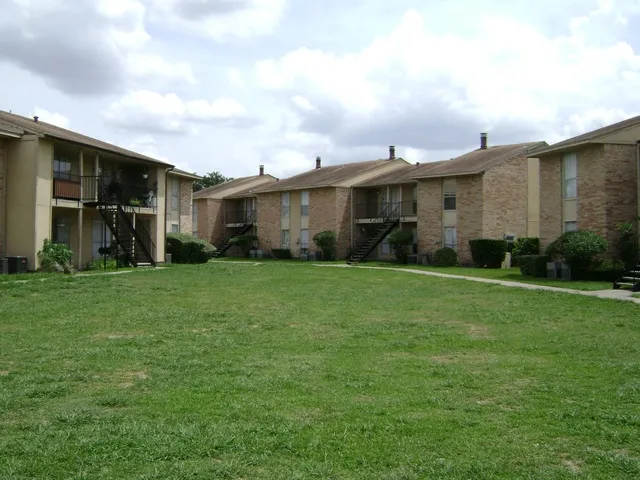 Imperial Oaks Apartments - 10