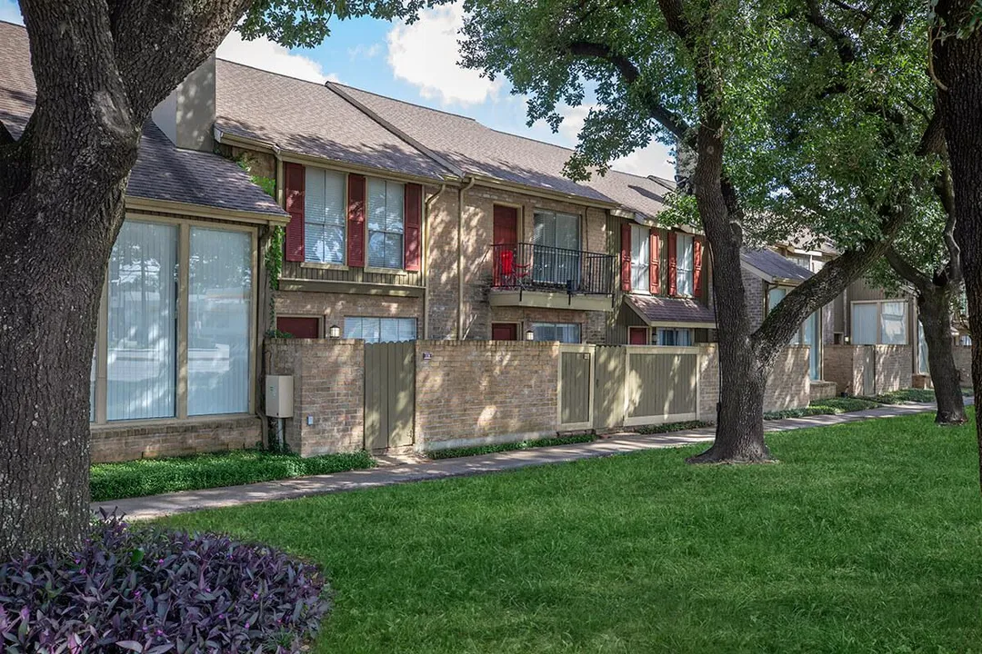 Woodlake Townhomes - Photo 19 of 34