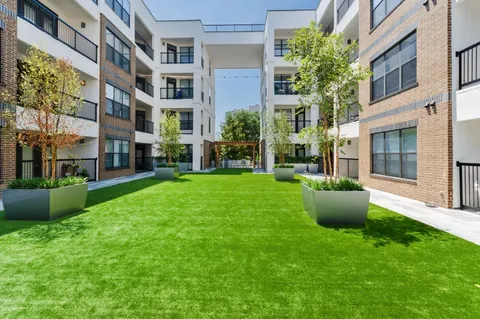 AMLI Quadrangle - Photo 17 of 36