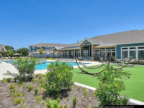 Estraya Boerne - Photo 21 of 48