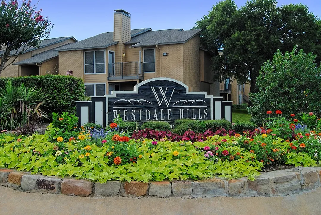 Westdale Hills Firestone - Photo