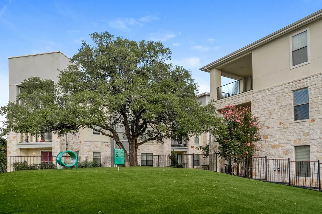 Allure Luxury Apartments & Townhomes - Photo 18 of 32