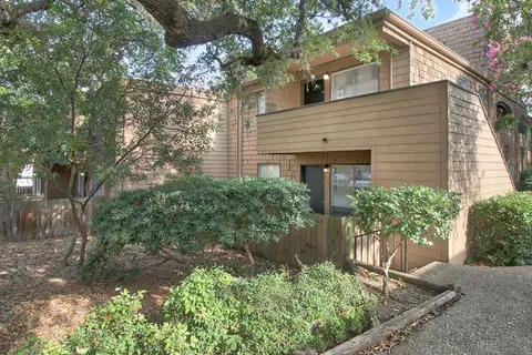 Alamo Heights Treehouse - Photo 9 of 15