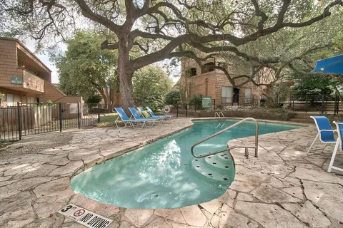 Alamo Heights Treehouse - Photo 10 of 15