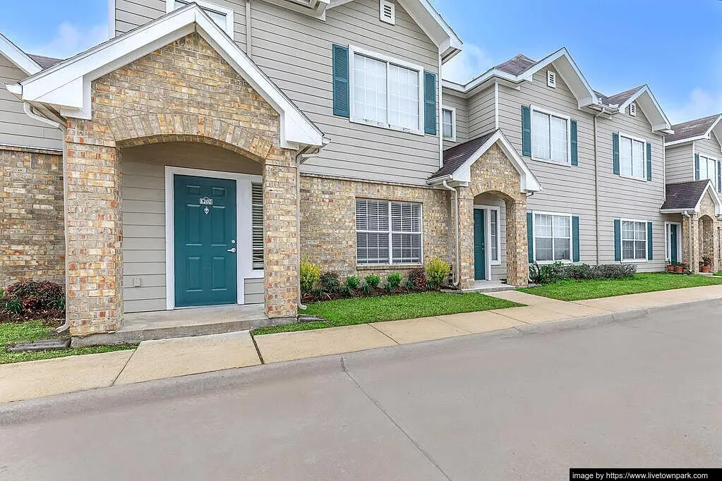 Town Park Townhomes - Photo 20 of 39