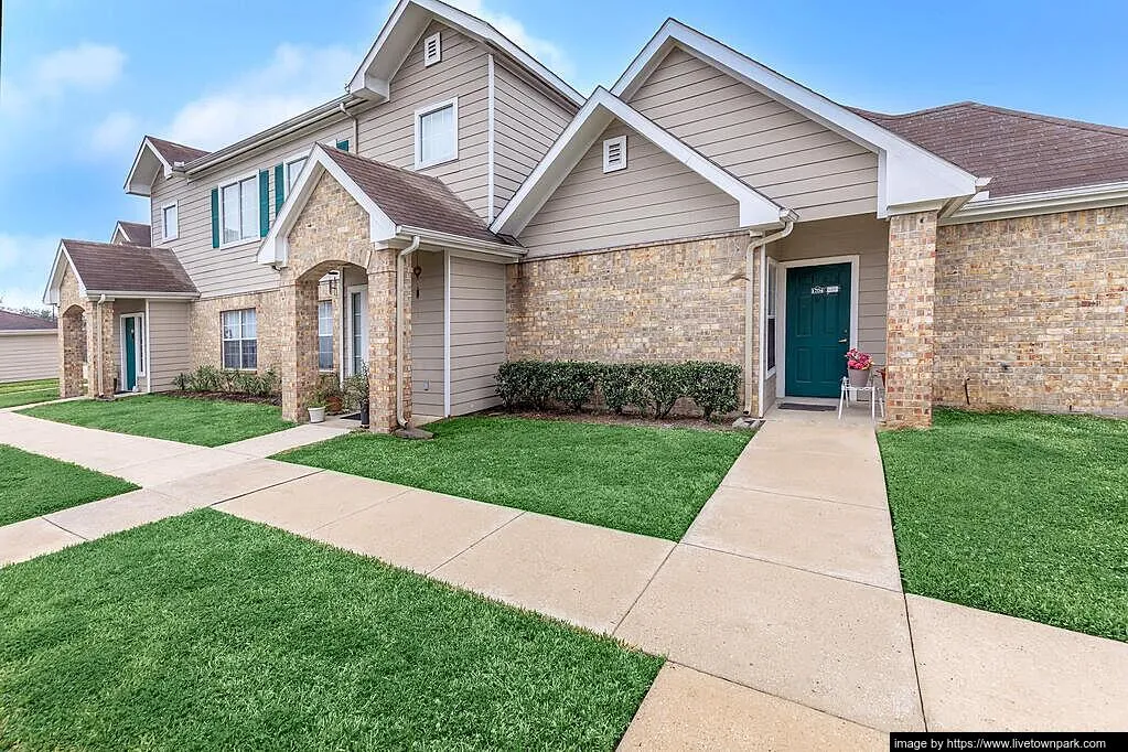 Town Park Townhomes - Photo 11 of 39