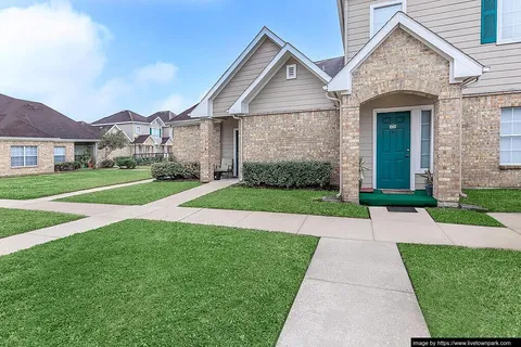 Town Park Townhomes - Photo 12 of 39