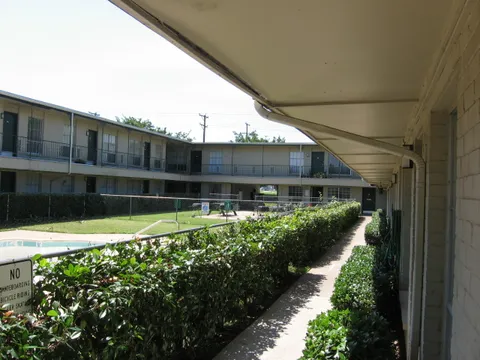Courtyard on Calmont - 4