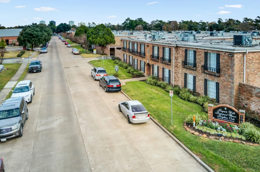 Bateswood Manor - Photo 2 of 6