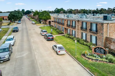 Bateswood Manor - Photo 2 of 6